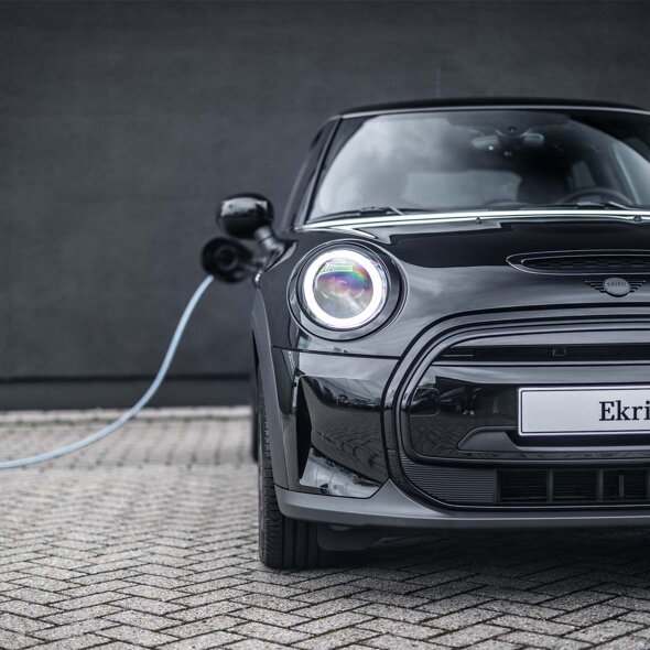 MINI-Electric-Zwart-voorkant-laadklep-open-laadkabel-mobiel