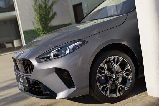 bmw-1-serie-grijs-voorkant-zijkant-close-up-koplamp-header-desktop-ekris