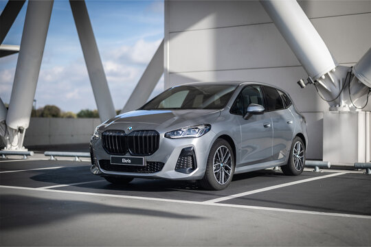 bmw-2-active-tourer-18i-grijs-exterieur-voorkant-zijkant