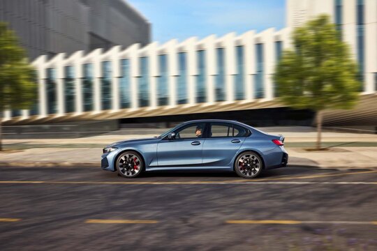 BMW-3-Serie-Sedan-Blauw-Rijdend-Zijkant-Straat-Boom-Ekris