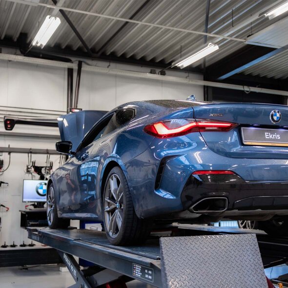 BMW-4-Serie-Coupé-blauw-achterkant-brug-werkplaats-mobiel