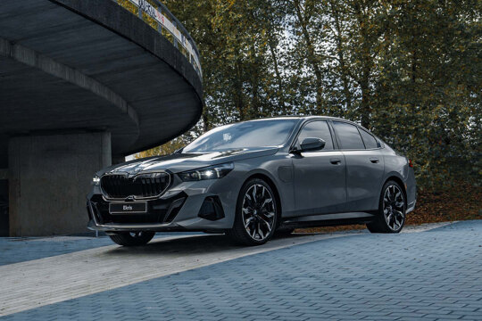 bmw-5-serie-sedan-grijs-voorkant-zijkant-arnhem-header-desktop-ekris