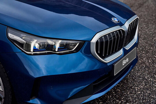 bmw-5-touring-blauw-voorkant-koplamp-grille