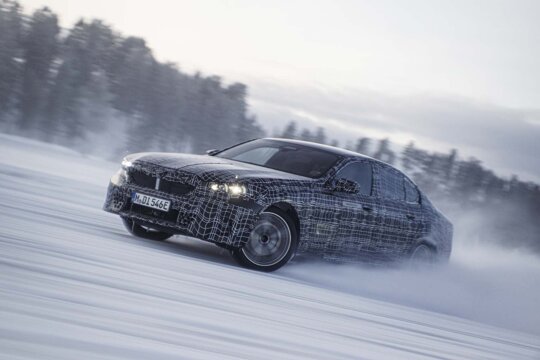 BMW-i5-Voorkant-Sneeuw-Drift