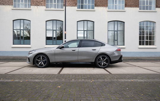 BMW i5 - zijkant Mobiel