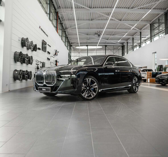bmw-i7-voorkant-zijkant-blauw-showroom-header-mobiel