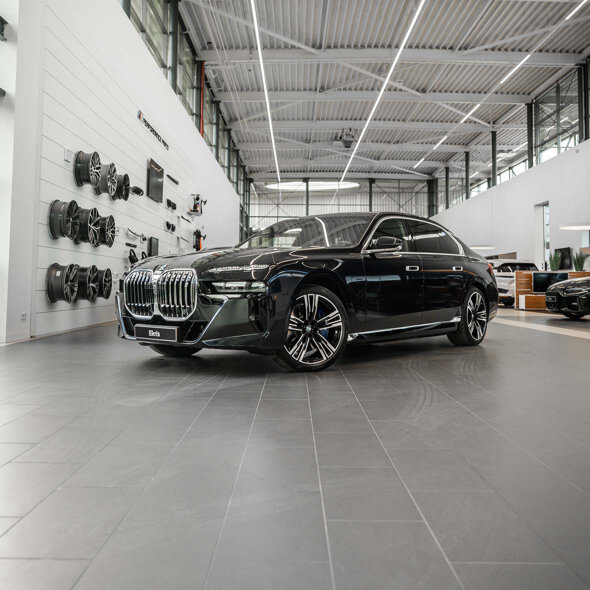 bmw-i7-voorkant-zijkant-blauw-showroom-header-mobiel
