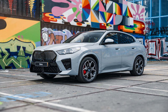 bmw-ix2-grijs-voorkant-zijkant-graffiti-ekris