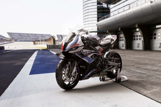 BMW-M-1000-RR-M-kleuren-zijkant-Pitlane