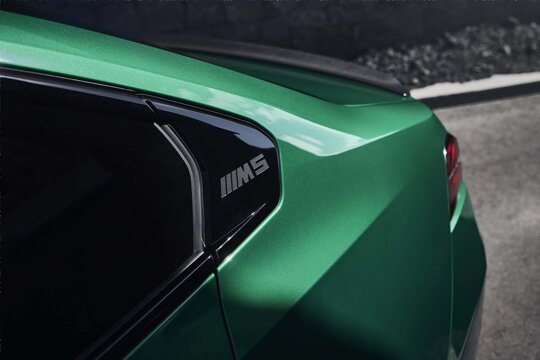 BMW-M5-Sedan-Groen-Achterkant-Achterruit-M5-Embleem-ekris