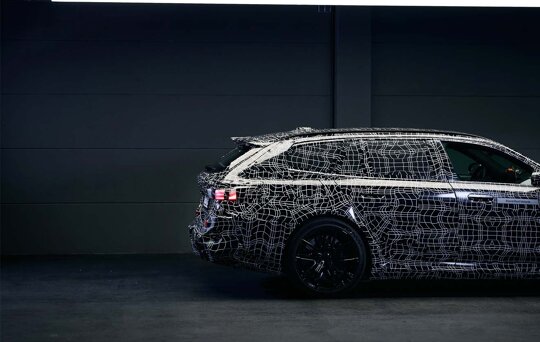 BMW-M5-Touring-Achterkant-Zijkant-Camouflage-Video-Teaser-Mobile
