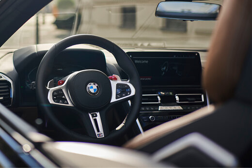 BMW_M8_Cabrio_Bruin_Interieur_Cockpit_Keram