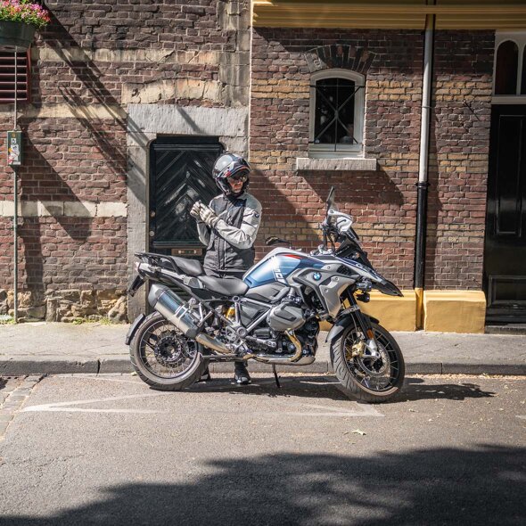BMW-R-1250-GS-Adventure-BMW-3-Serie-Touring-Wit-Header-Mobile