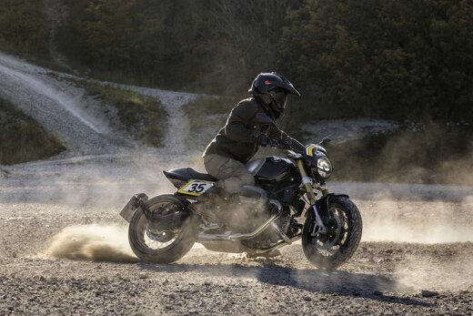 BMW_R12_NineT_The_Tracker_Zijkant_Rijdend_Zand_ekris