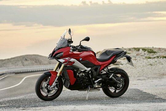 BMW-S-1000-XR-rood-grijs-zijkant-bergweg