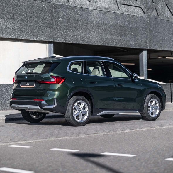 BMW-X1-Groen-Achterkant-zijkant-header-mobiel