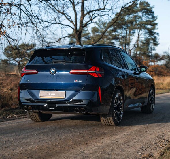 BMW_X3_Blauw_Achterkant_Bospad_Ekris_Header_Mobile