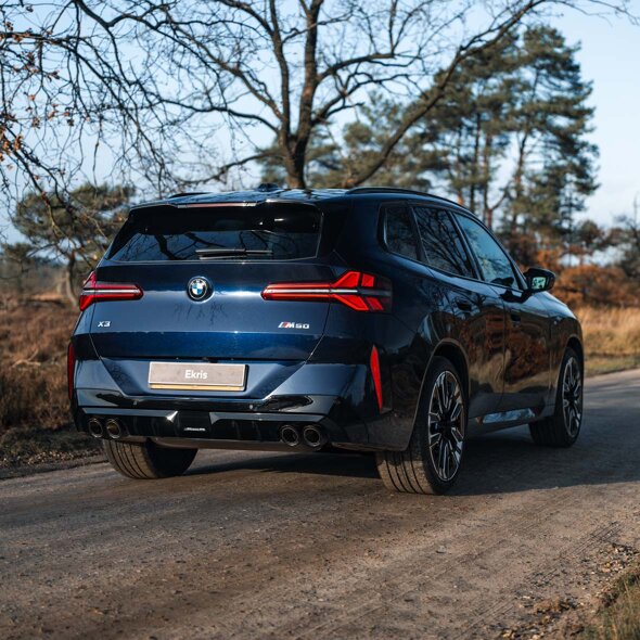 BMW_X3_Blauw_Achterkant_Bospad_Ekris_Header_Mobile