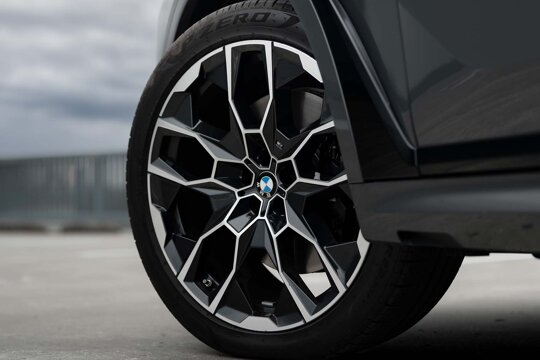 BMW-X7-Grijs-Velg-Close-Up-Ekris