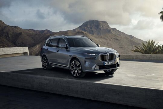 BMW-X7-Grijs-Zijkant-Voorkant-Verhoging