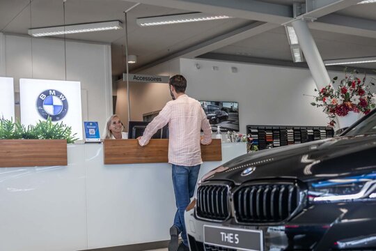 Ekris-BMW-Utrecht-receptioniste-klant
