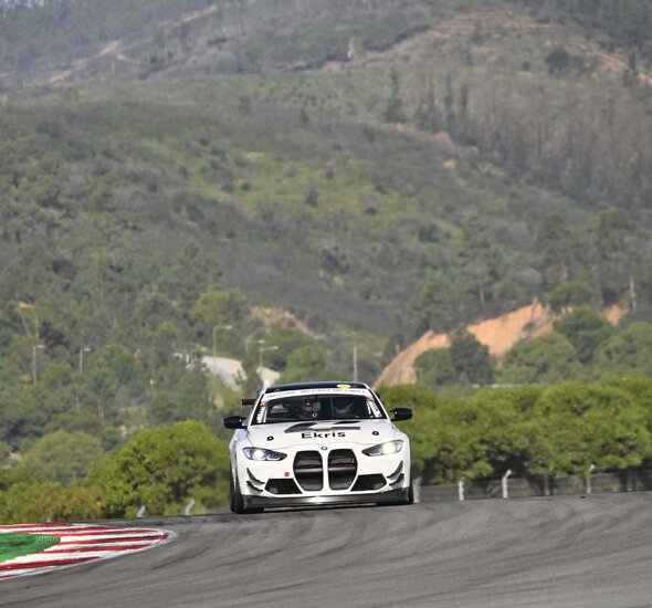 Maxime-Oosten-BMW-M4-GT4-Portimao-Testdagen-voorkant-header-mobiel