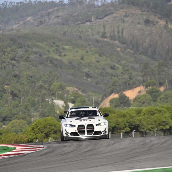 Maxime-Oosten-BMW-M4-GT4-Portimao-Testdagen-voorkant-header-mobiel