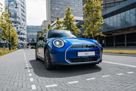 MINI-Cooper-Electric-Blauw-voorkant-straat-parkeervak-Ekris