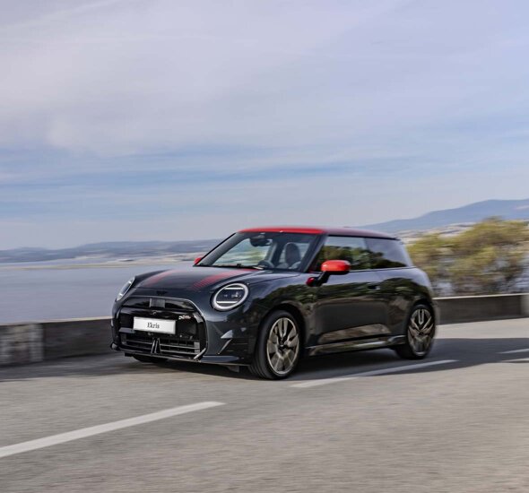 MINI-Cooper-SE-JCW-Zwart-Rood-Dak-Voorkant-zijkant-rijdend-bergweg-header-mobile