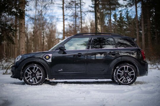 MINI-Countryman-Hybride-zijkant-sneeuw