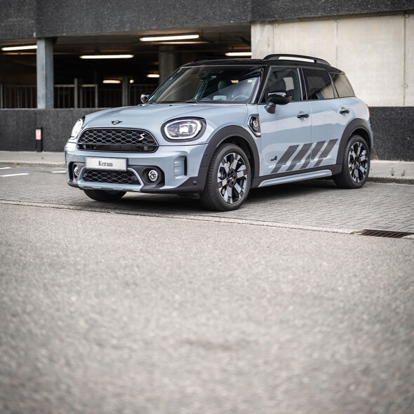 MINI_Countryman_Untamed_Edition_PHEV_SE_Hybride_Grijs_Exterieur_Voorkant_Zijkant_Mobiel_Keram