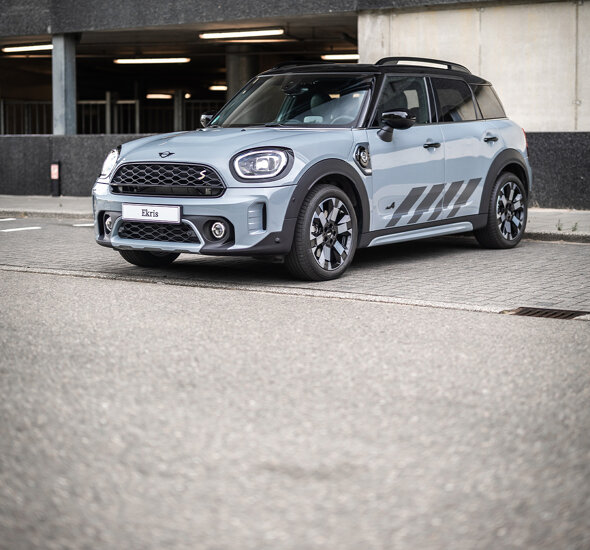 MINI_Countryman_Untamed_Edition_PHEV_SE_Hybride_Grijs_Exterieur_Voorkant_Zijkant_Mobiel