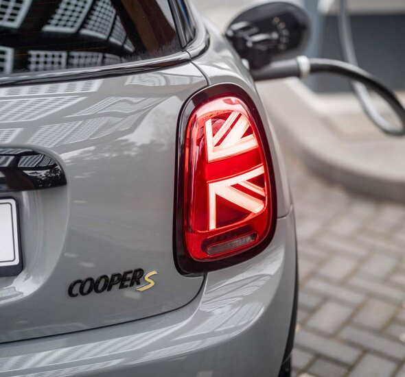 MINI-Electric-Grijs-achterkant-Union-Jack-achterlicht-opladen-mobiel