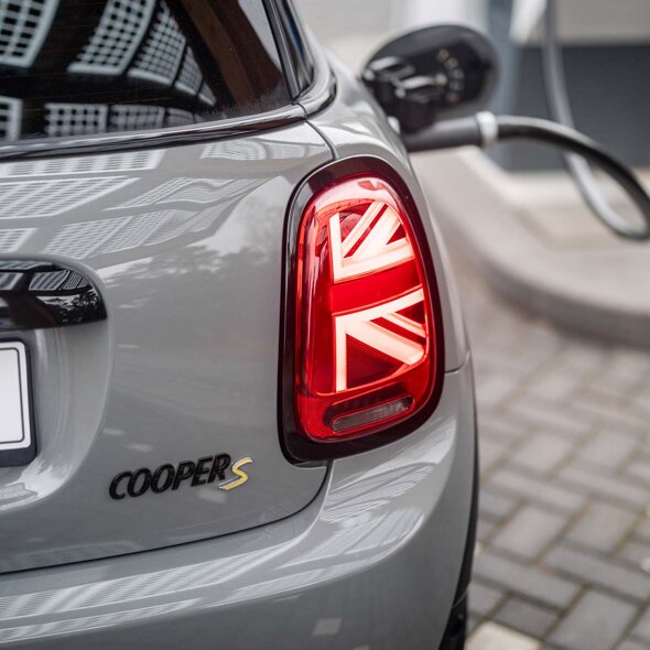 MINI-Electric-Grijs-achterkant-Union-Jack-achterlicht-opladen-mobiel