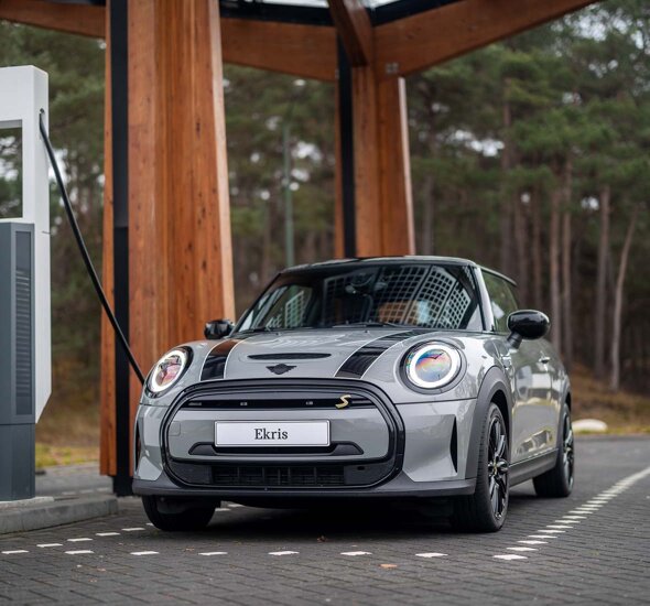 MINI-Electric-Grijs-voorkant-bonnet-stripes-zwart-onderweg-opladen-fastned-mobiel