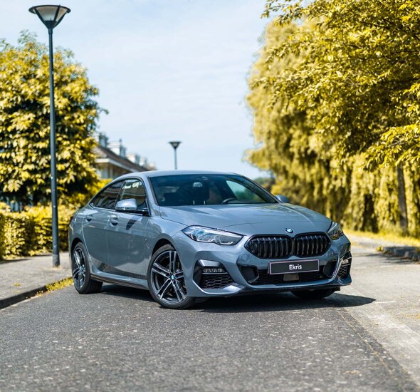 BMW-2-Serie-Gran-Coupé-grijs-voorkant-zijkant-straat-mobiel