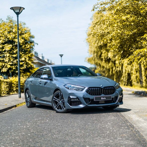 BMW-2-Serie-Gran-Coupé-grijs-voorkant-zijkant-straat-mobiel