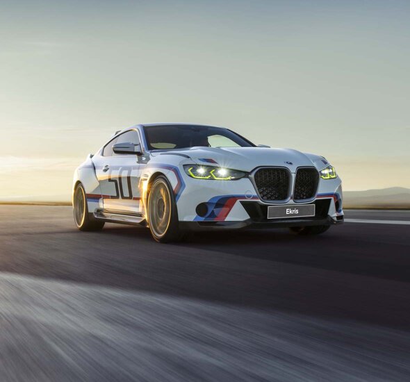 BMW-3.0-CSL-voorkant-zijkant-rijdend-zonsondergang-mobiel