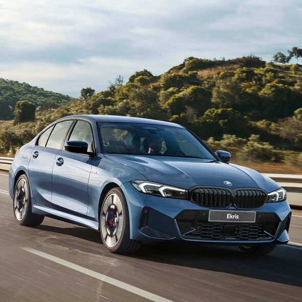 BMW-3-Serie-Sedan-Blauw-Voorkant-Zijkant-Rijdend-Bergweg-Ekris-Header-Mobile