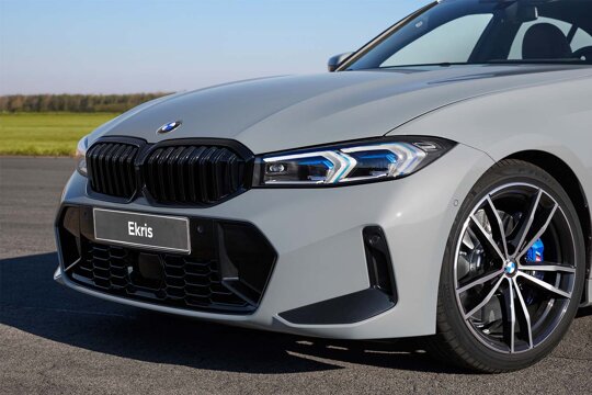 BMW-3-Serie-Sedan-Grijs-voorkant-close-up