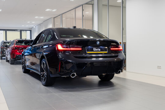 BMW 330e Sedan-5