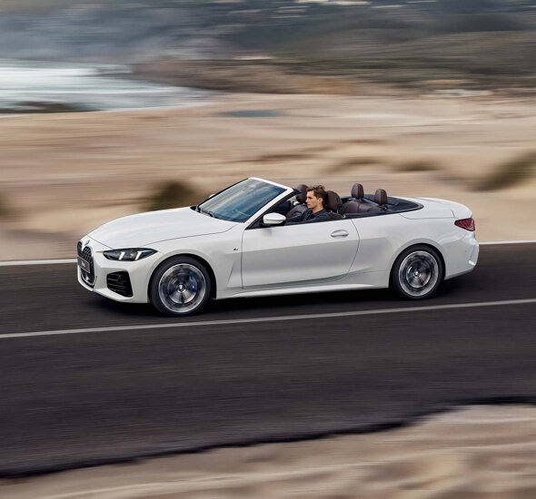 BMW-4-Serie-Cabrio-Wit-Rijdend-Zijkant-Kustweg-Ekris-Header-Mobile