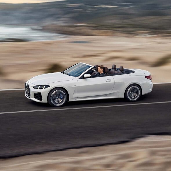 BMW-4-Serie-Cabrio-Wit-Rijdend-Zijkant-Kustweg-Ekris-Header-Mobile