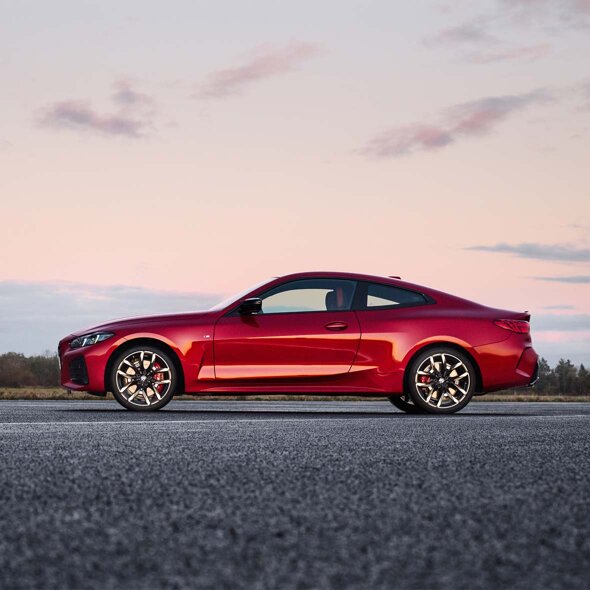 BMW-4-Serie-Coupé-Rood-Zijkant-Ekris-Header-Mobile