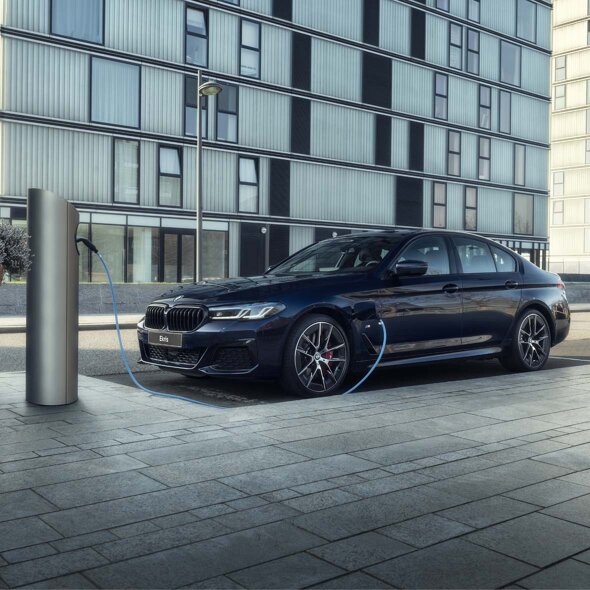 BMW-5-Serie-hybride-blauw-laadpaal-mobiel