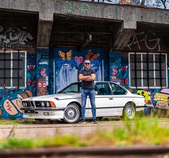 BMW-E24-M635csi-wit-m-striping-eigenaar-graffitimuur-mobiel