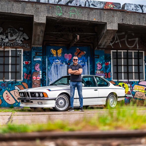 BMW-E24-M635csi-wit-m-striping-eigenaar-graffitimuur-mobiel