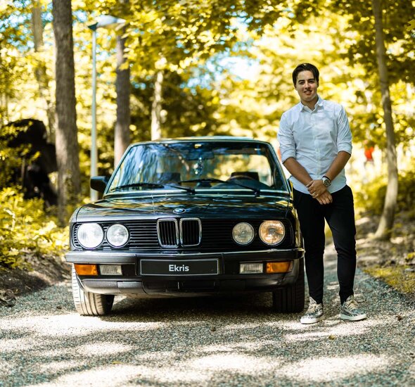 BMW-E28-Zwart-voorkant-eigenaar-mobiel