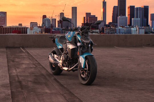 BMW_F_900_R_Snapper_Rocks_Blue_Voorkant_skyline_Ekris_Header_Desktop