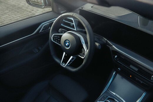 BMW_i4_Interieur_Ekris_Header_Mobile
